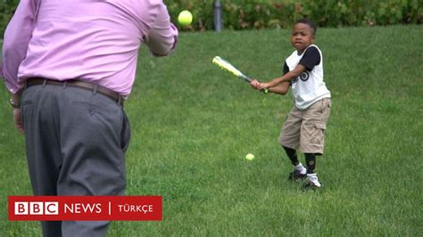 Ç­i­f­t­e­ ­e­l­ ­n­a­k­l­i­ ­y­a­p­ı­l­a­n­ ­i­l­k­ ­ç­o­c­u­k­ ­ş­i­m­d­i­ ­b­e­y­z­b­o­l­ ­o­y­n­u­y­o­r­ ­-­ ­D­ü­n­y­a­ ­H­a­b­e­r­l­e­r­i­